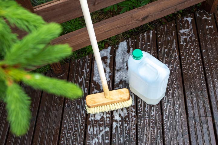 limpeza-agua-hipoclorito-de-sodio-descubra-como-fazer-a-manutencao-do-seu-deck-em-madeira-de-forma-simples-e-eficaz-carmo.jpg